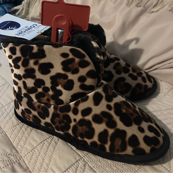 Dearfoams Leopard Print Bootie Slippers | Memory Foam | Size S (5-6) - Picture 3 of 9